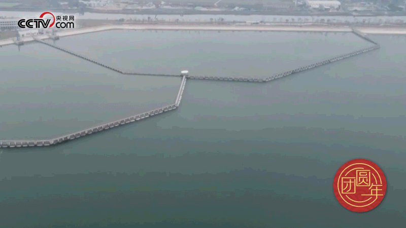 △西江潛地行，潤(rùn)澤大灣區(qū)。珠江三角洲水資源配置工程西起廣東佛山順德西江干流鯉魚(yú)洲，穿越獅子洋，東至深圳公明水庫(kù)，是世界上流量最大的長(zhǎng)距離有壓調(diào)水工程。