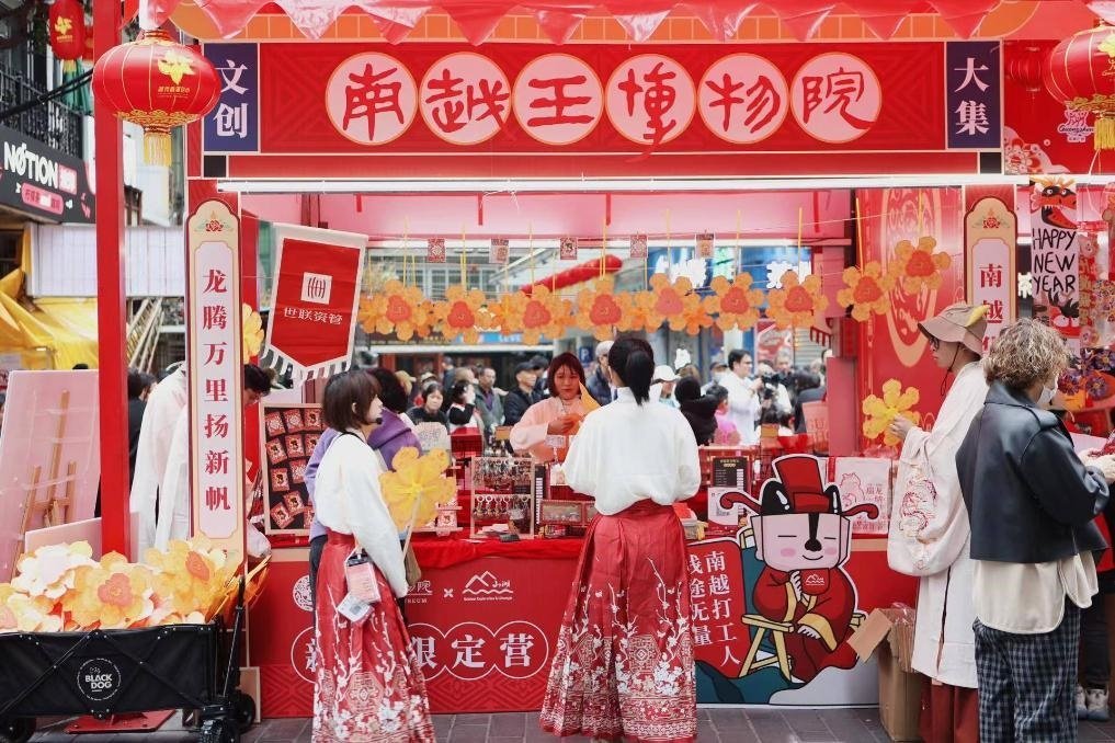 在西湖花市的南越王博物院攤位，文創(chuàng)與花市的跨界融合吸引了不少市民游客駐足。（南越王博物院供圖）