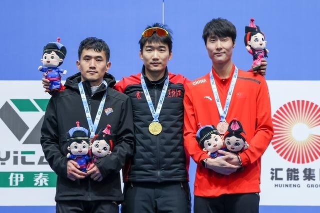 1月12日，“十四冬”速度滑冰（公開組）男子500米比賽，冠軍黑龍江隊選手高亭宇（中）、亞軍遼寧隊選手楊濤（左）、季軍河北隊選手李添龍在頒獎儀式上合影。新華社記者 王楷焱 攝