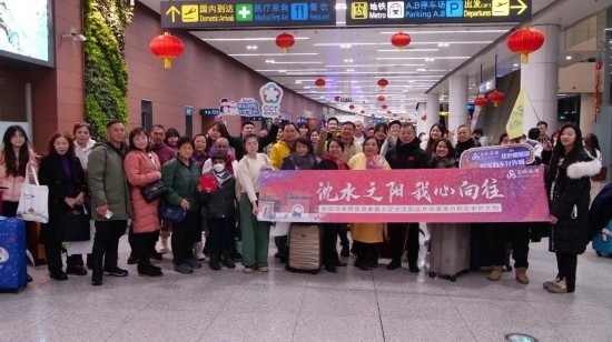 2月11日，一批馬來西亞游客抵達(dá)沈陽桃仙國際機(jī)場。新華社發(fā)
