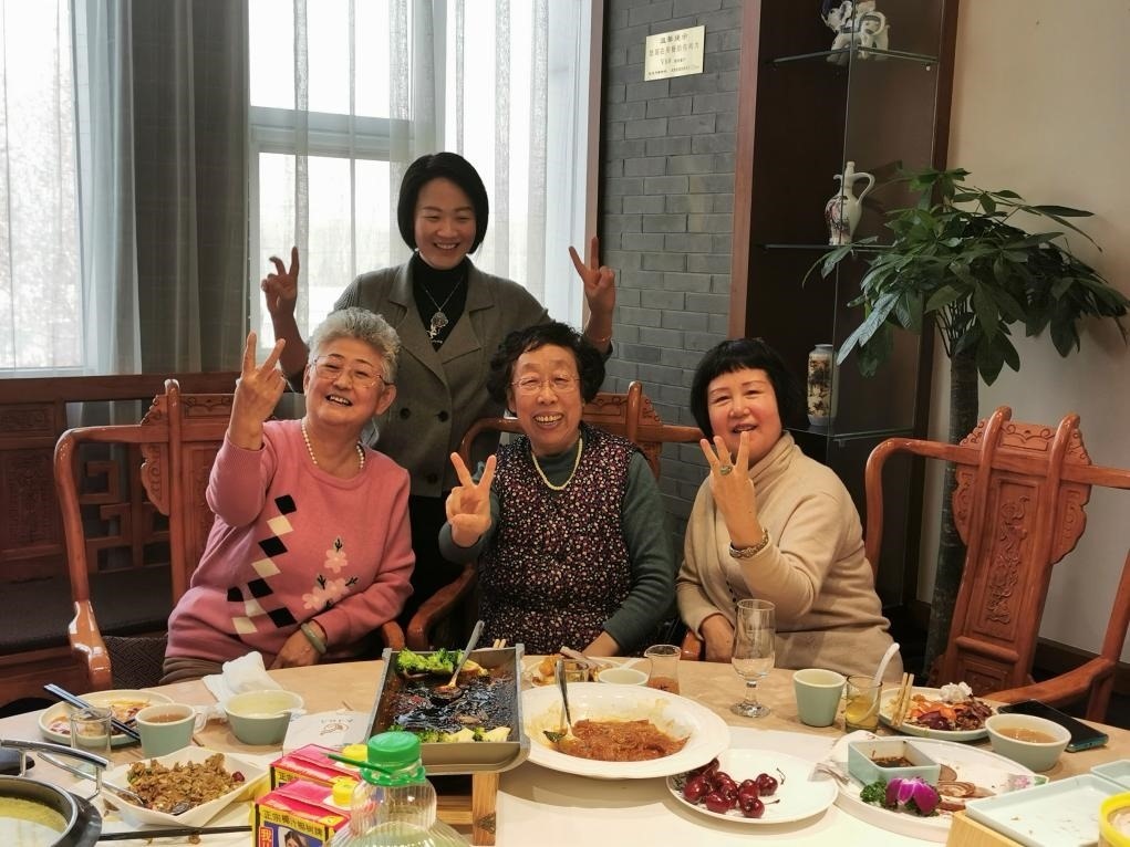 吳釗（前排左一）和鄰居一起在天津過年。（采訪對象供圖）