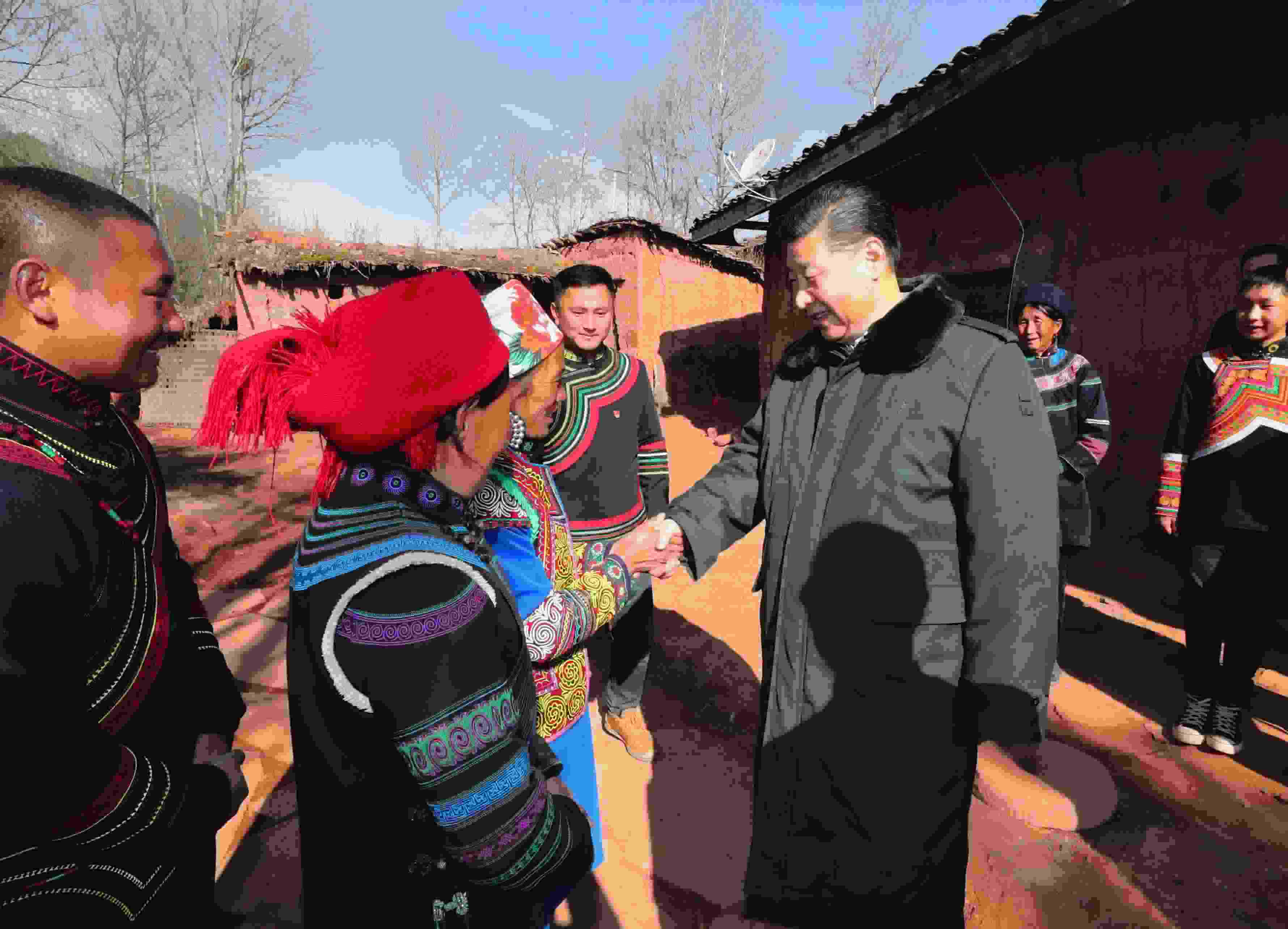 △ 2018年2月11日，習(xí)近平總書記驅(qū)車2個(gè)多小時(shí)，從四川西昌市來(lái)到位于大涼山深處的昭覺縣三岔河鄉(xiāng)三河村、解放鄉(xiāng)火普村，走進(jìn)彝族貧困群眾家中，看實(shí)情、問(wèn)冷暖、聽心聲，同當(dāng)?shù)馗刹咳罕姽采叹珳?zhǔn)脫貧之策。