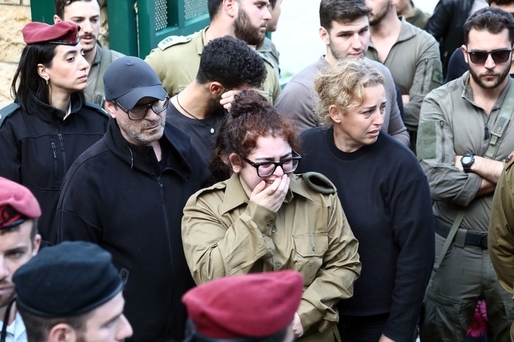 1月23日，在以色列特拉維夫的一處公墓，人們參加一名以色列士兵的葬禮。新華社發(fā)（吉德翁·馬科維奇攝/基尼圖片社）