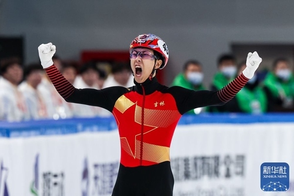 吉林隊(duì)選手孫龍沖線后慶祝勝利。新華社記者 李博 攝