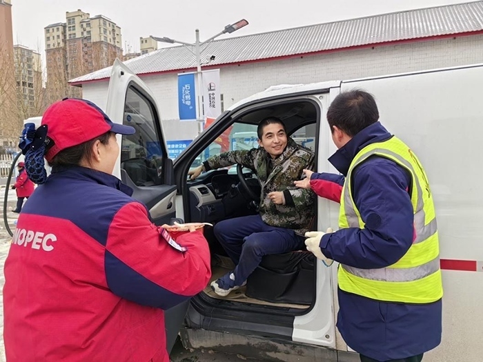 加能站員工為雪天到站充電的司機送來泡面并邀請他到站里休息。受訪者供圖