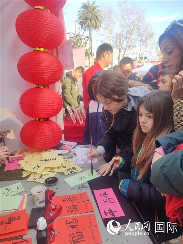 羅馬當?shù)孛癖妼h字充滿興趣。人民網(wǎng)記者鄭彬攝