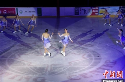 當?shù)貢r間2月17日晚，青少年冰上春晚在加拿大多倫多舉行。圖為曾獲加拿大全國冠軍的一支青少年花滑隊進行集體自由滑表演。 中新社記者 余瑞冬 攝