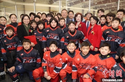 當?shù)貢r間2月17日晚，青少年冰上春晚在加拿大多倫多舉行。圖為中國駐多倫多總領事羅偉東和主辦方代表、與會嘉賓與“未來之星”冰球隊華裔少年冰球手們合影。 中新社記者 余瑞冬 攝