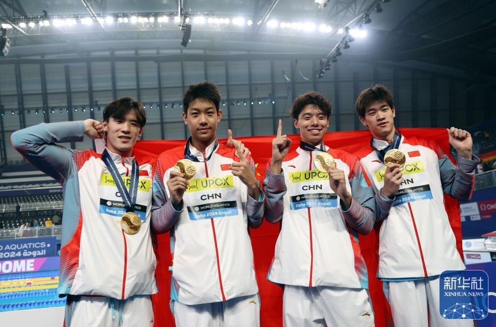 2月11日，2024年多哈游泳世錦賽男子4×100米自由泳接力決賽，中國隊(duì)選手王浩宇、張展碩、季新杰和潘展樂（從左到右）在頒獎(jiǎng)儀式后合影慶祝。新華社記者 雒圓 攝