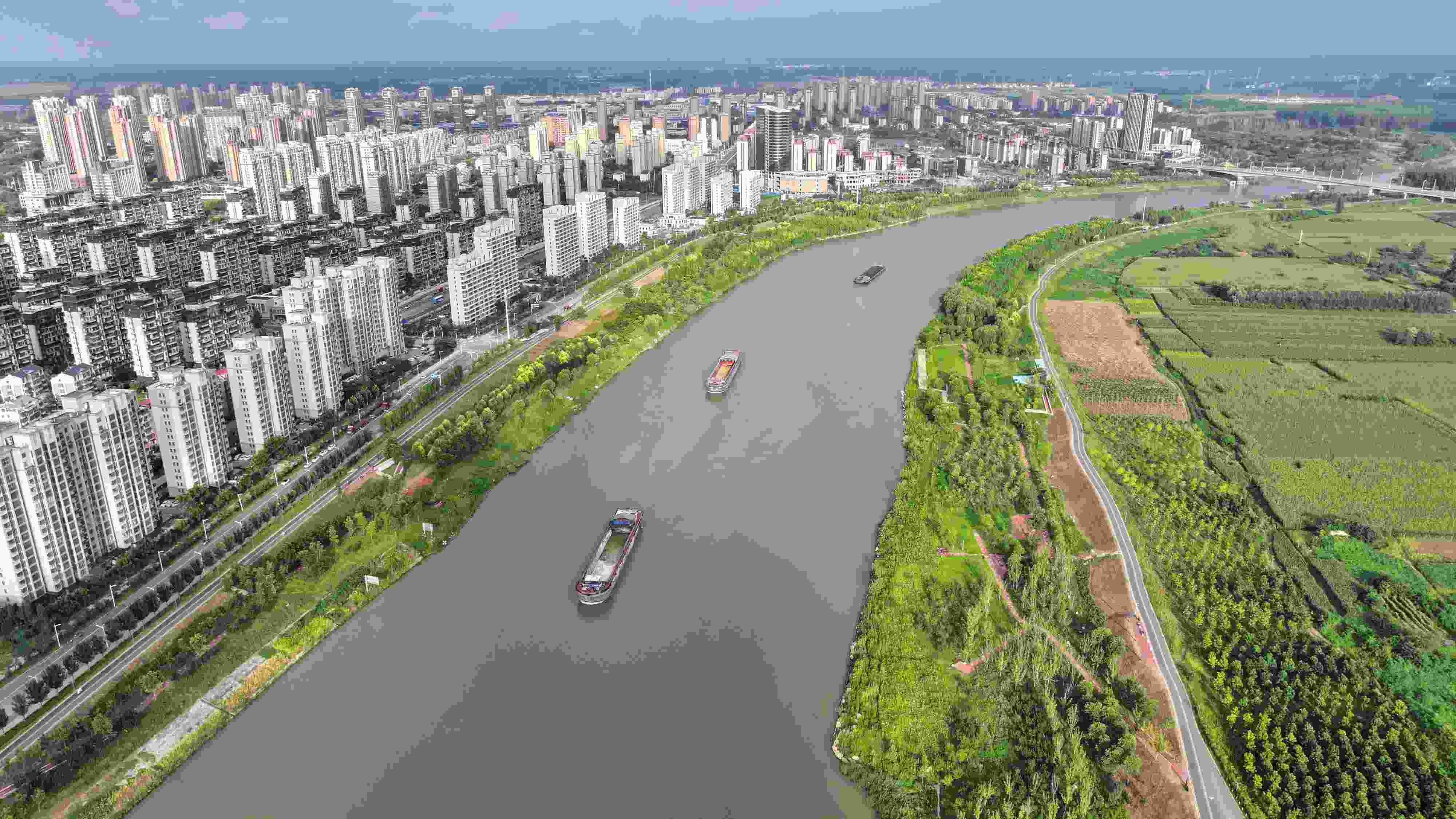 △ 2023年8月21日，安徽阜陽(yáng)，初秋時(shí)節(jié)，界首城市建設(shè)與沙潁河水系、橋梁和綠植相映襯，構(gòu)成一幅生態(tài)宜居的美麗畫(huà)卷。