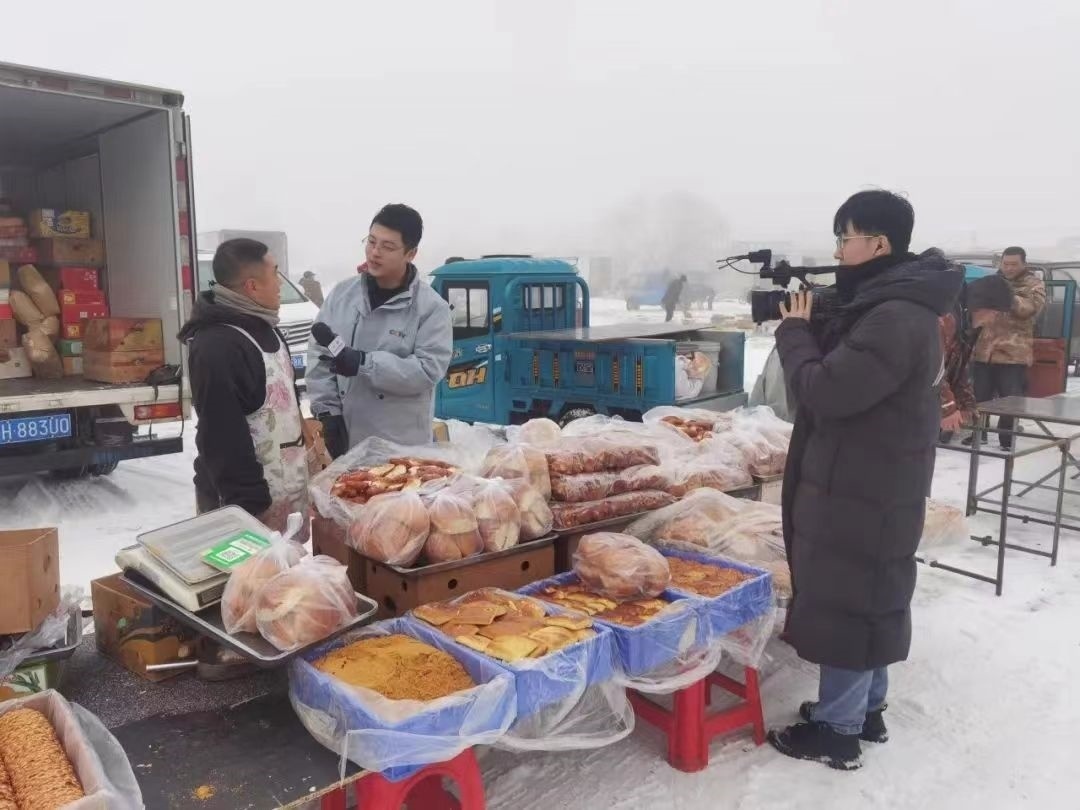 △ 2024年1月1日，在中央廣播電視總臺(tái)中央電視臺(tái)《新年新愿》報(bào)道中，遼寧營口鲅魚圈區(qū)大集賣餅干的小哥憨態(tài)可掬的表情、生機(jī)勃勃的臉龐、充滿煙火氣的新年愿望，讓他火爆出圈。