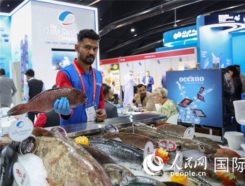 海灣食品展上，一位展商在展示海產(chǎn)品。人民網(wǎng) 塔里克·易卜拉欣攝