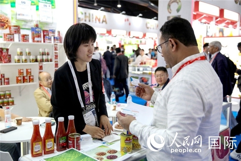 圖為中國(guó)參展企業(yè)代表與采購(gòu)商交流。人民網(wǎng) 塔里克·易卜拉欣攝