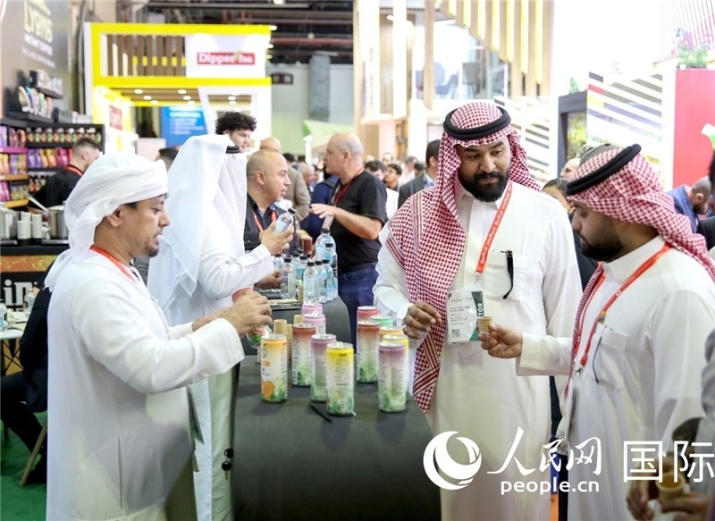 圖為專(zhuān)業(yè)觀眾在海灣食品展飲料展區(qū)參觀。人民網(wǎng) 塔里克·易卜拉欣攝