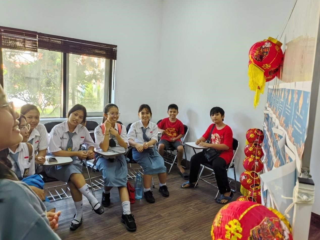 學生們踴躍參與猜燈謎活動。巴陵康孔子學院供圖