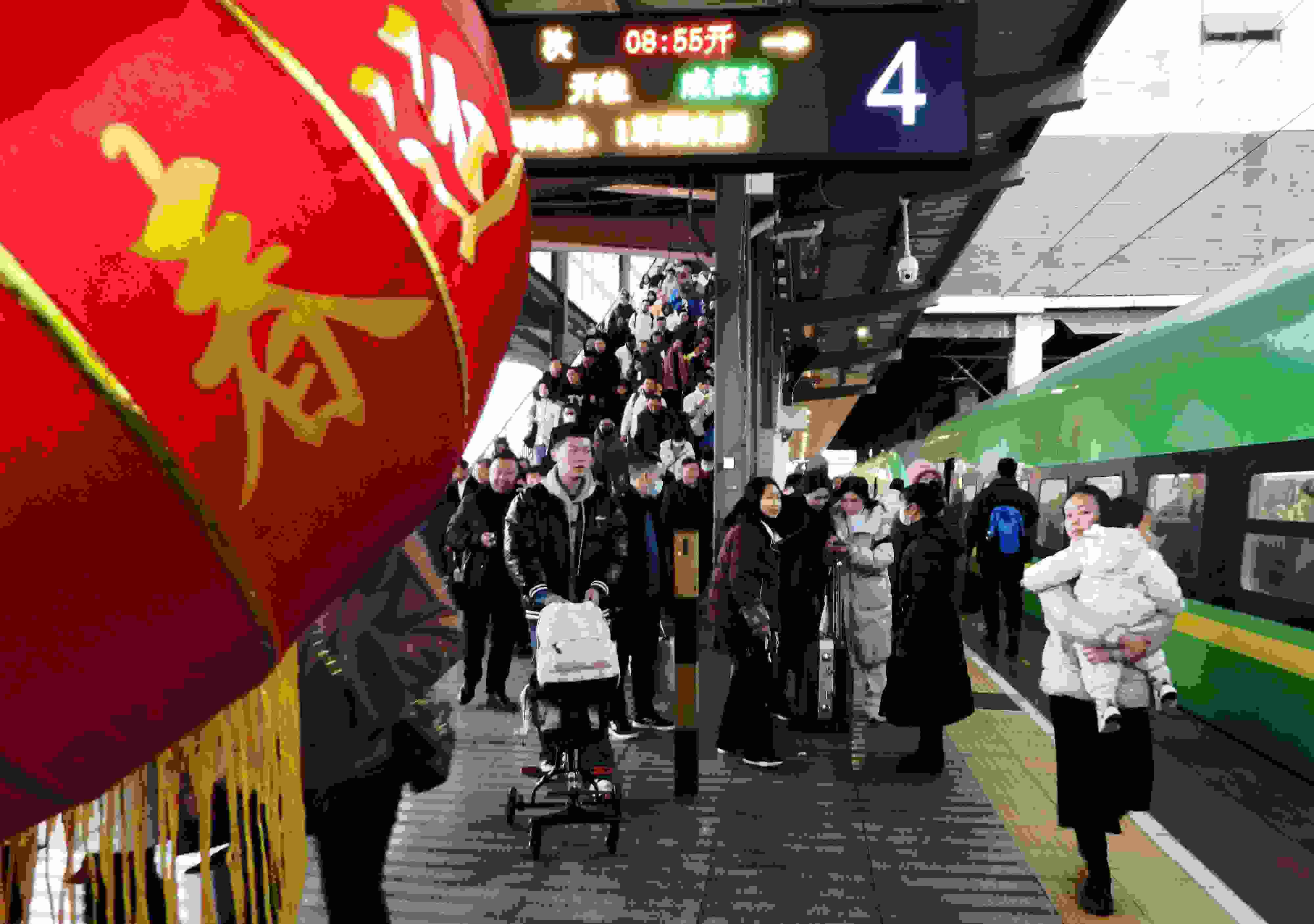 △ 2024年1月26日，四川省達州市車站，準備乘坐“復(fù)興號”動車組列車出行的旅客。