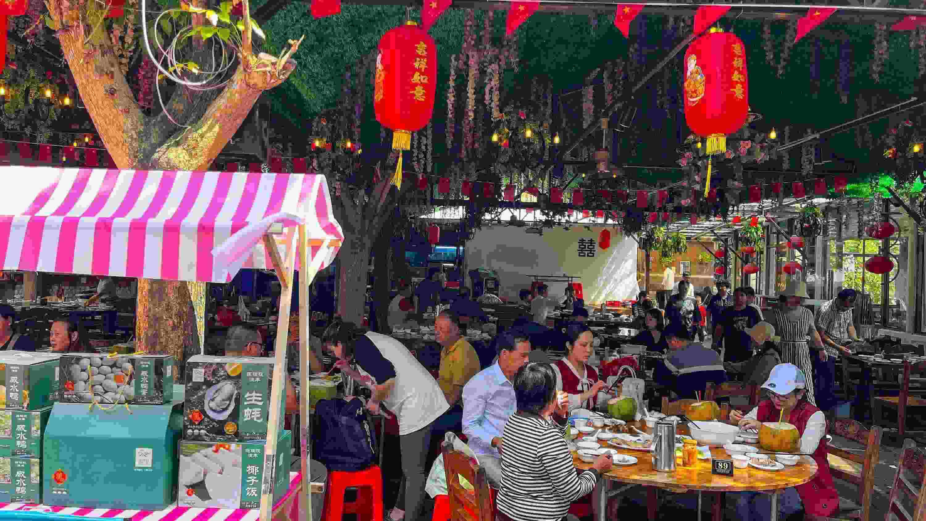 △ 2024年2月17日，春節(jié)假期最后一天，?？卩l(xiāng)村旅游持續(xù)火爆，眾多游客前往漁家樂品嘗特色海鮮和鄉(xiāng)村美食。