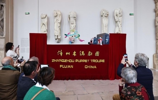 2月10日，在位于法國巴黎埃菲爾鐵塔附近的“建筑與遺產(chǎn)之城”博物館，觀眾欣賞漳州布袋木偶戲。新華社記者高靜攝