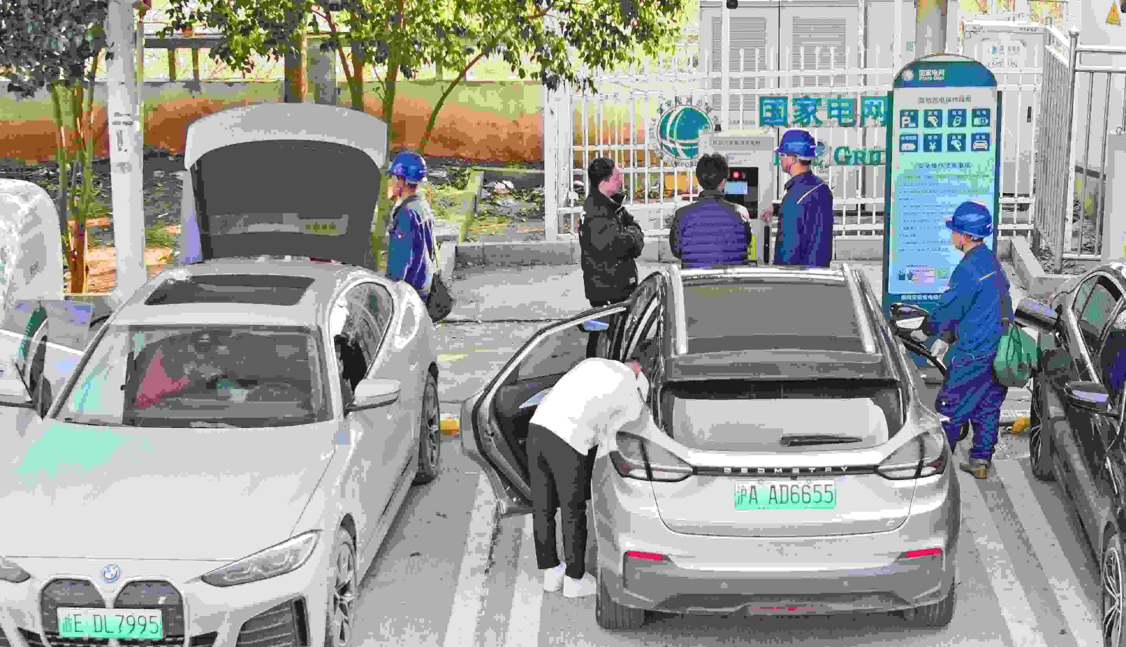 △ 2024年2月17日，安徽滁州來安縣大英鎮(zhèn)境內(nèi)的G36寧洛高速曹莊服務(wù)區(qū)，滁州市供電公司工作人員協(xié)助電動汽車車主高效解決充電中遇到的問題。