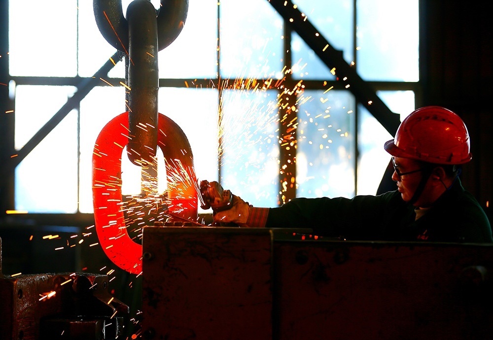 △ 2024年2月17日，青島市，即墨區(qū)靈山街道一家錨鏈企業(yè)，工人正在忙碌。