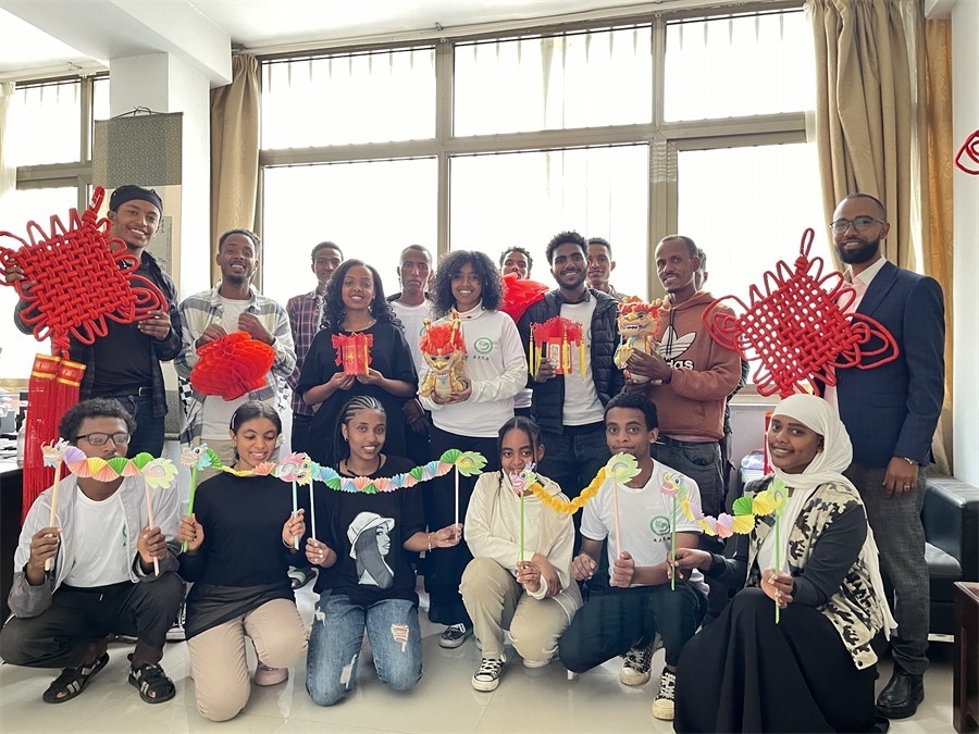 參加活動的學生合影。亞的斯亞貝巴大學孔子學院供圖