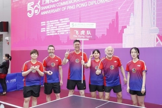 2021年，歐君廷（左三）參加上海紀(jì)念中美乒乓外交50周年活動
