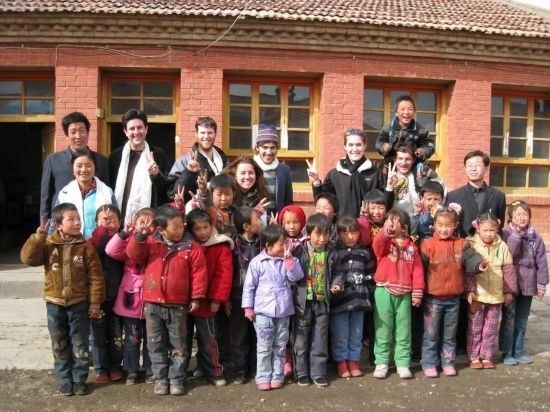 2008年，歐君廷帶領(lǐng)美國大學(xué)生到甘肅一所村辦小學(xué)訪問教課