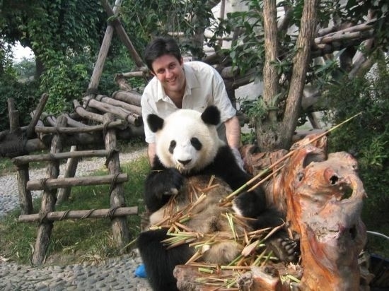2006年，歐君廷在四川成都和熊貓合影