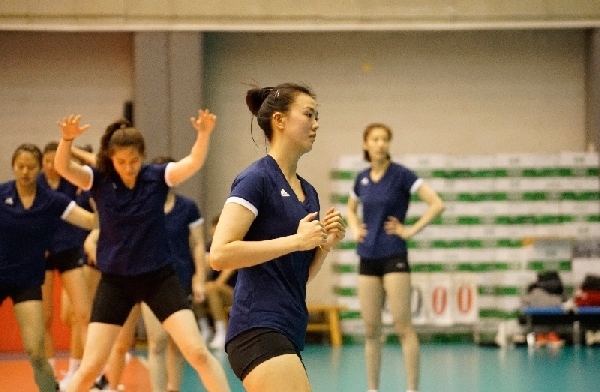 張常寧（右二）在訓練中。人民網(wǎng)記者李乃妍攝