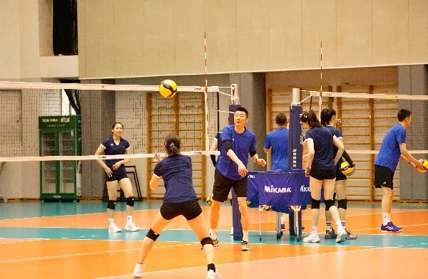 女排隊員在訓練中。人民網(wǎng)記者李乃妍攝