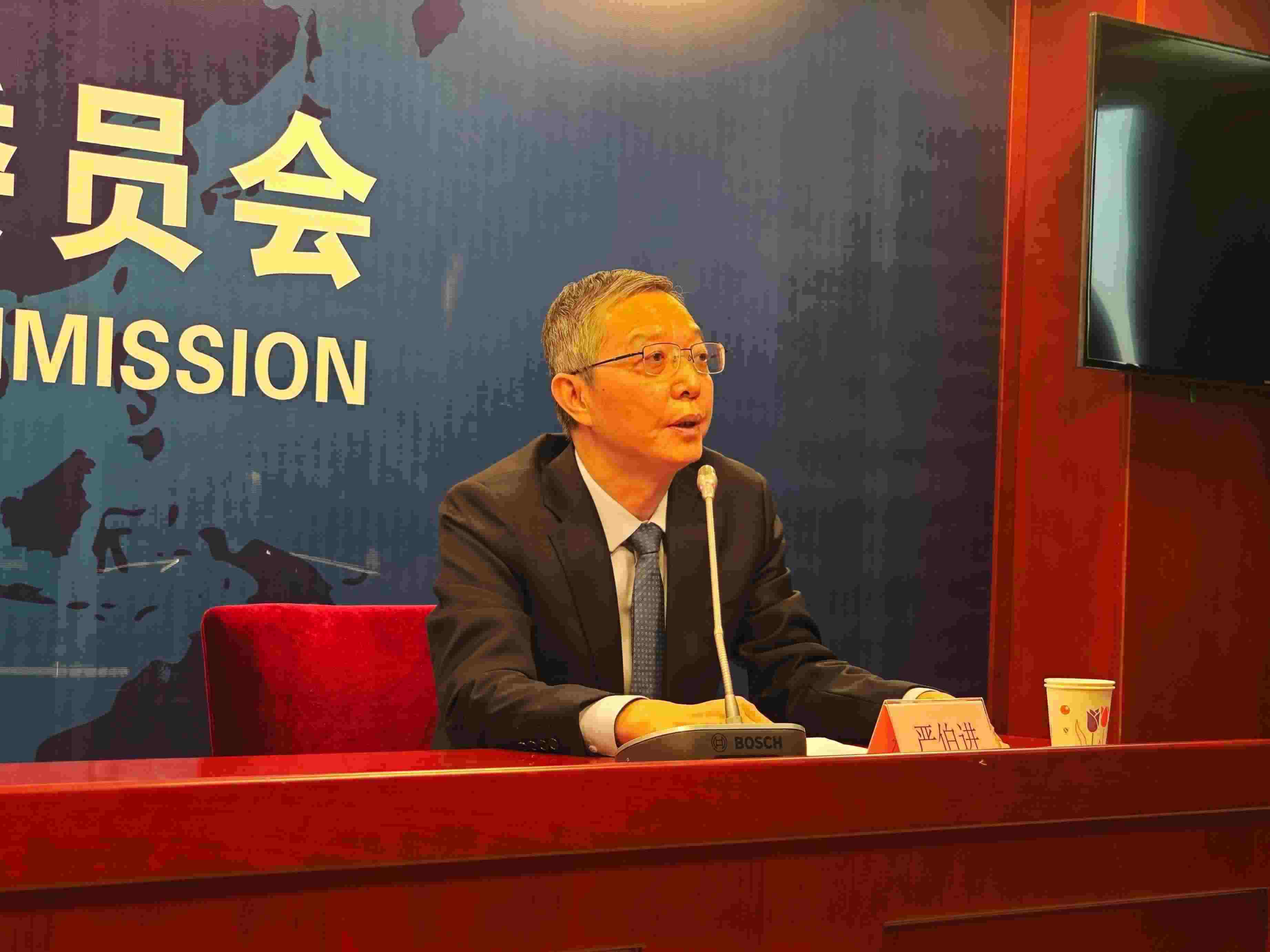 2月23日，嚴(yán)伯進(jìn)在證監(jiān)會(huì)例行新聞發(fā)布會(huì)現(xiàn)場(chǎng)。 人民網(wǎng) 黃盛 攝