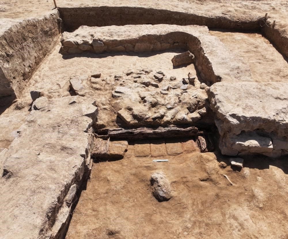 這是都蘭熱水墓群北一區(qū)M37號（“羊圈墓”）祭祀建筑的木質(zhì)門構(gòu)。