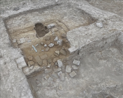 這是都蘭熱水墓群北一區(qū)M37號（“羊圈墓”）祭臺的砌磚。