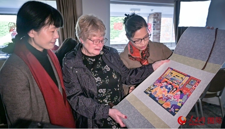 贈送舟山漁民畫。人民網(wǎng) 郭錦標(biāo)攝