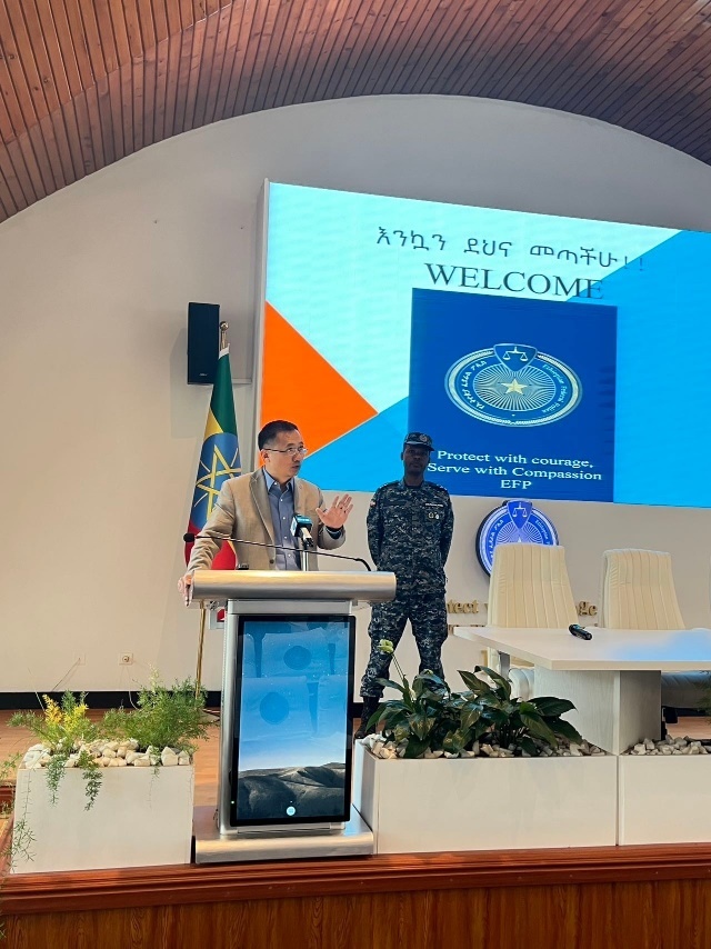 圖為駐埃塞使館首席館員申欽民公參致辭。亞的斯亞貝巴大學(xué)孔子學(xué)院供圖