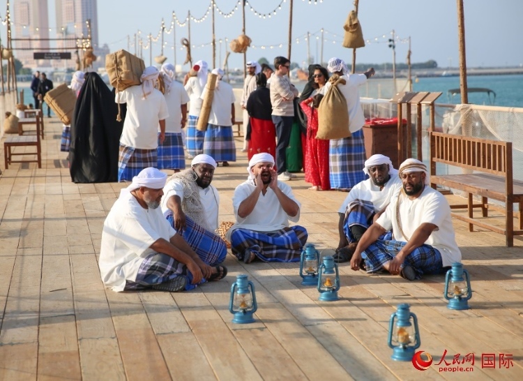 演藝人員展示售賣產(chǎn)品的場(chǎng)景。人民網(wǎng) 塔里克·易卜拉欣攝