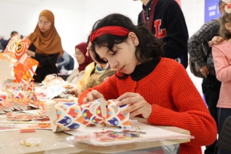參與者在制作元宵彩燈。拉巴特中國(guó)文化中心供圖