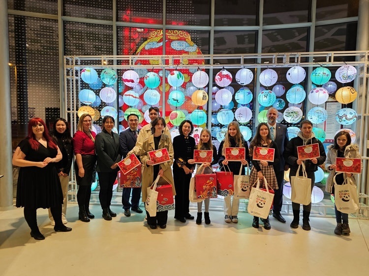 獲獎(jiǎng)學(xué)生合影。翟朝暉攝