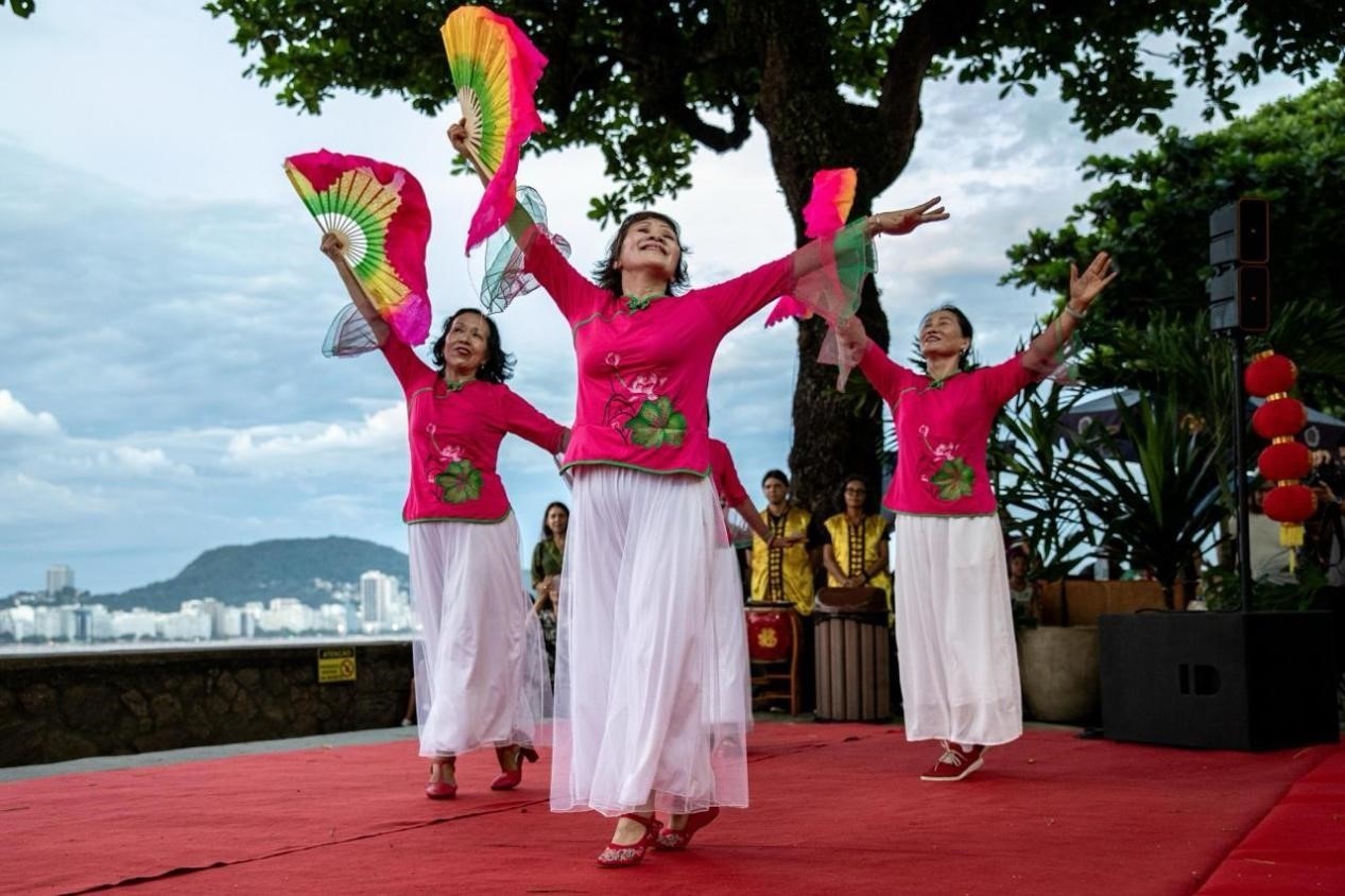 當(dāng)?shù)貢r(shí)間2月24日晚，2024年元宵節(jié)慶?；顒?dòng)在巴西里約熱內(nèi)盧市科帕卡巴納要塞舉辦。巴西山河文化促進(jìn)中心供圖