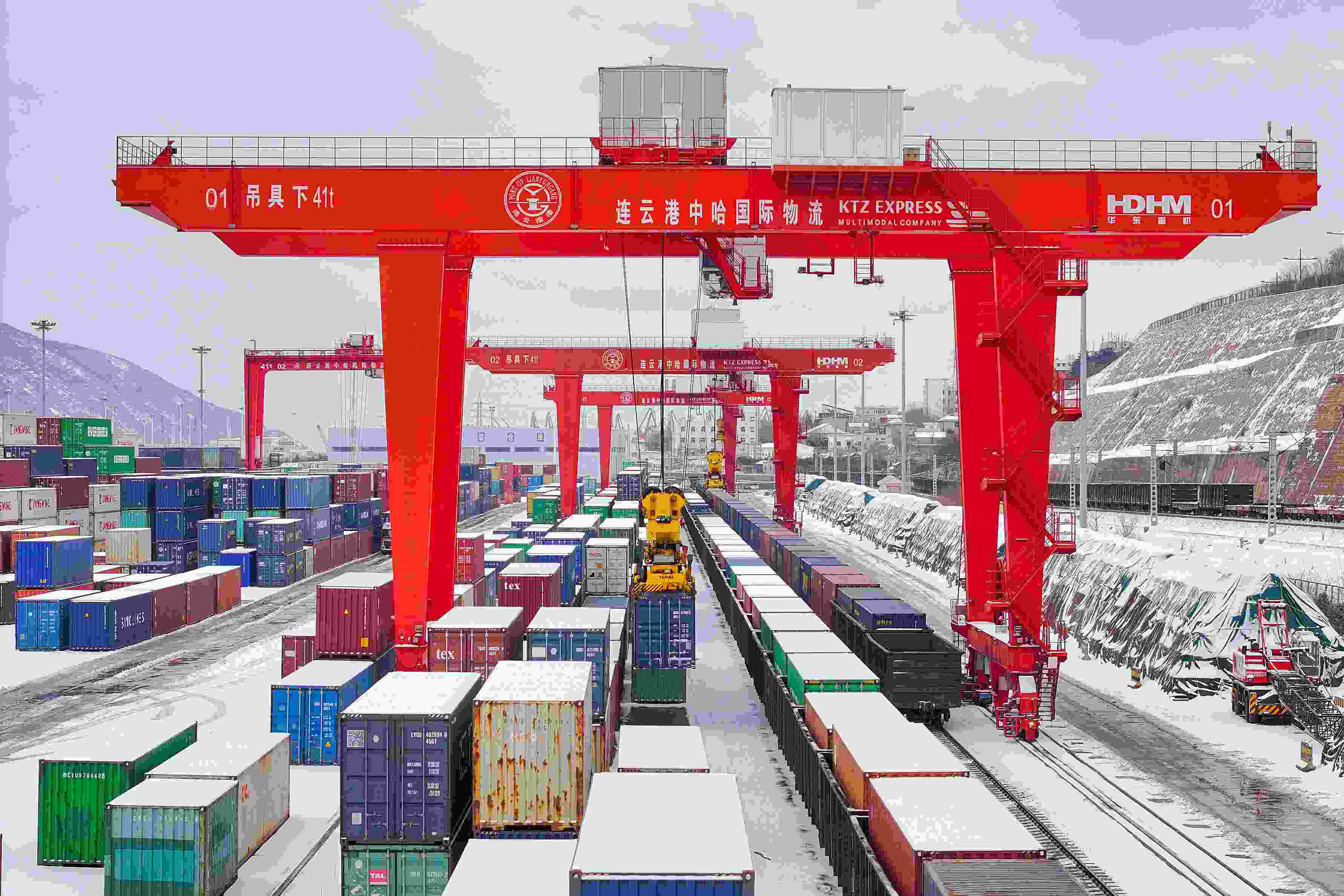 2024年2月22日，江蘇省連云港市中哈連云港物流合作基地，大型機(jī)械正在吊裝集裝箱。