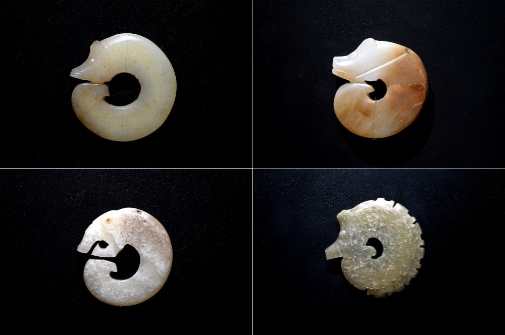 這是在殷墟博物館新館內(nèi)展出的龍形玉玦（拼版照片，1月9日攝）