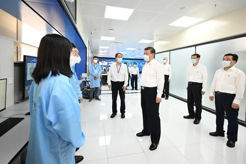 2023年7月6日，習(xí)近平總書記在江蘇南京市考察紫金山實(shí)驗(yàn)室時(shí)，同科研人員親切交流。