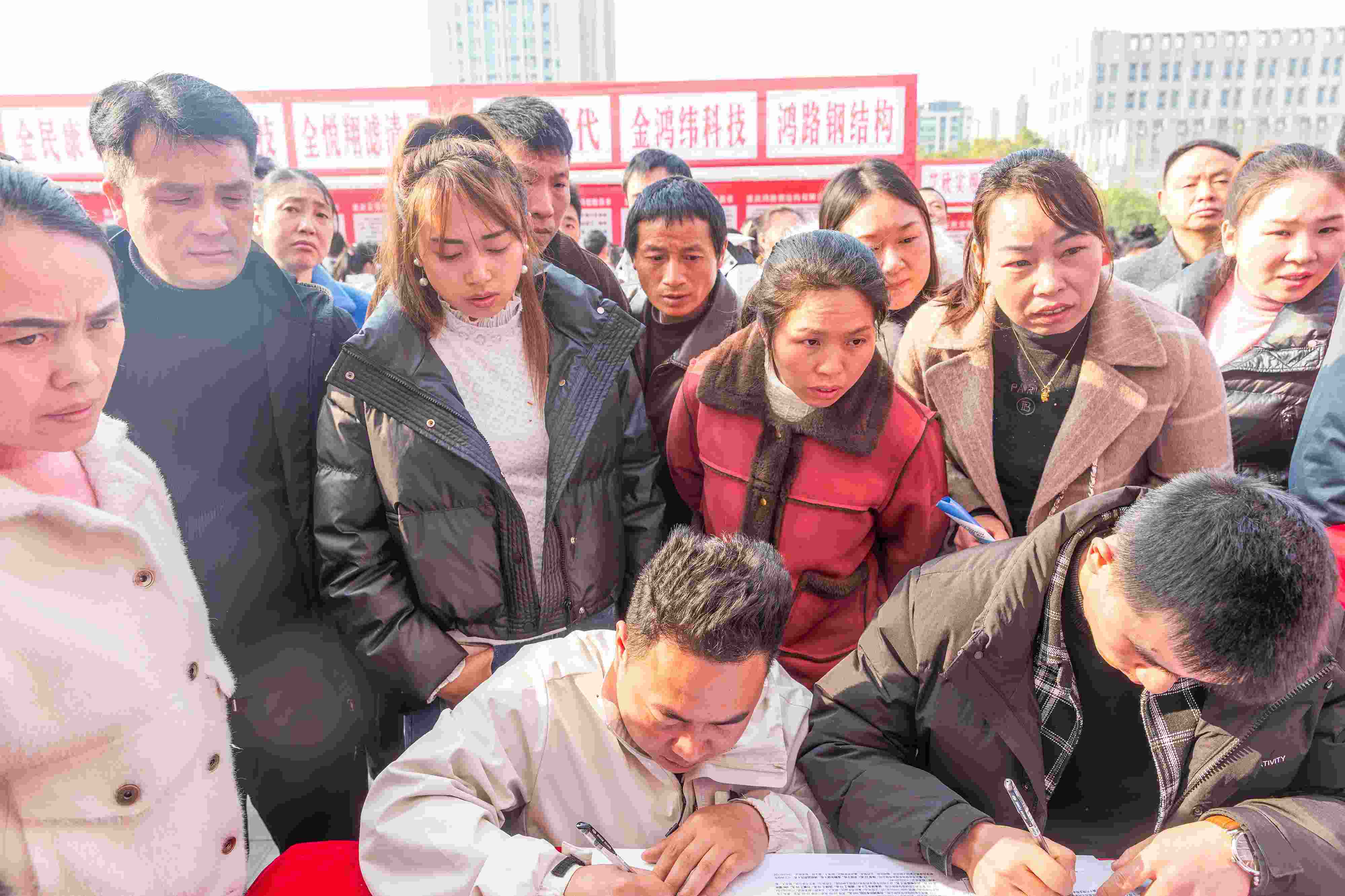 △ 2024年2月19日，重慶市南川區(qū)舉辦2024“春風(fēng)行動”招聘會，為企業(yè)和求職者牽線搭橋，助力務(wù)工人員返崗就業(yè)、企業(yè)復(fù)產(chǎn)復(fù)工。