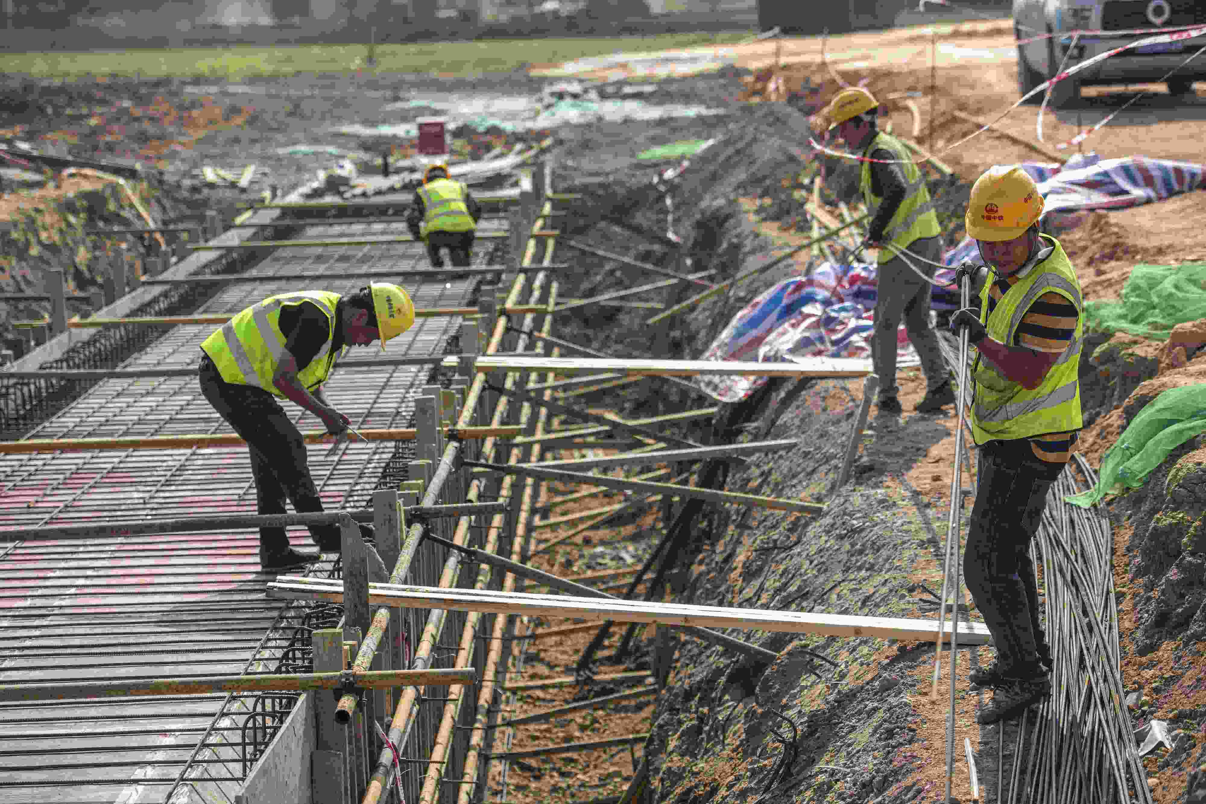 △ 2024年2月20日，海南省瓊海市，工程機(jī)械在博鰲樂城國際醫(yī)療旅游先行區(qū)康健路上加緊施工。