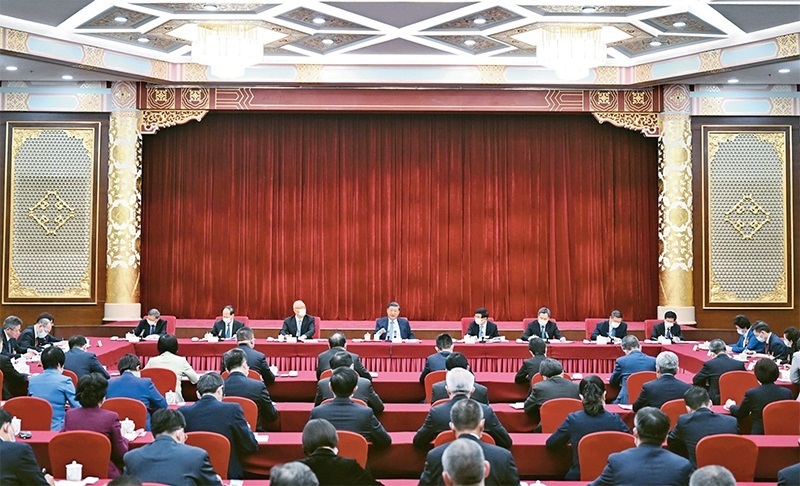 2023年3月6日，中共中央總書記、國家主席、中央軍委主席習(xí)近平看望參加全國政協(xié)十四屆一次會議的民建、工商聯(lián)界委員，并參加聯(lián)組會，聽取意見和建議。中共中央政治局常委、全國政協(xié)十四屆一次會議主席團會議主持人王滬寧，中共中央政治局常委蔡奇、丁薛祥參加看望和討論。 新華社記者 謝環(huán)馳/攝