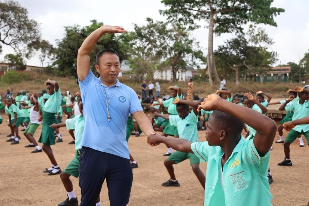 2月20日，在塞拉利昂首都弗里敦，來自塞拉利昂大學(xué)孔子學(xué)院的武術(shù)教師劉偉在為當(dāng)?shù)貙W(xué)生上武術(shù)課。