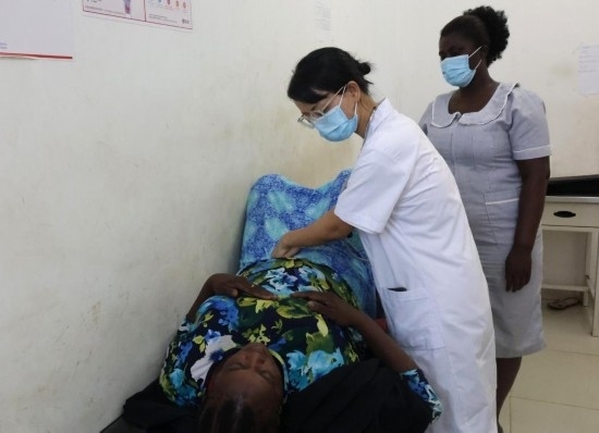 2023年2月27日，在塞拉利昂首都弗里敦，一名中國(guó)醫(yī)療隊(duì)的醫(yī)生正在為患者檢查身體。