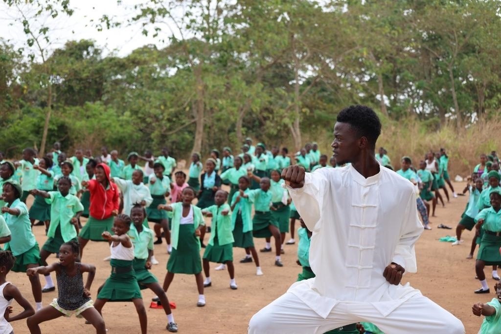 2月20日，在塞拉利昂首都弗里敦，當(dāng)?shù)貙W(xué)生在上武術(shù)課。