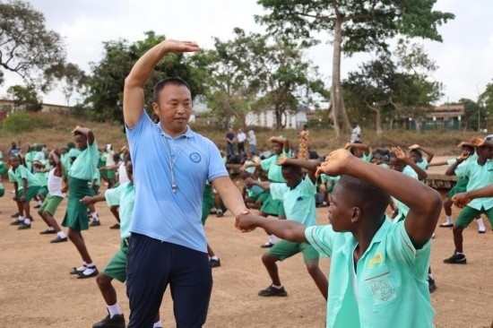 2月20日，在塞拉利昂首都弗里敦，來(lái)自塞拉利昂大學(xué)孔子學(xué)院的武術(shù)教師劉偉在為當(dāng)?shù)貙W(xué)生上武術(shù)課。