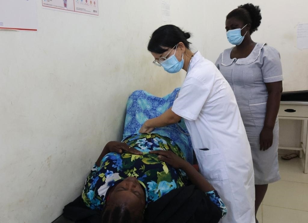 2023年2月27日，在塞拉利昂首都弗里敦，一名中國醫(yī)療隊(duì)的醫(yī)生正在為患者檢查身體。